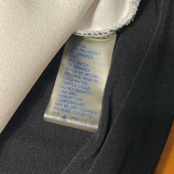 Peter Nygard Classic White Black V Neck Sleeveless Top - Picture 4 of 9